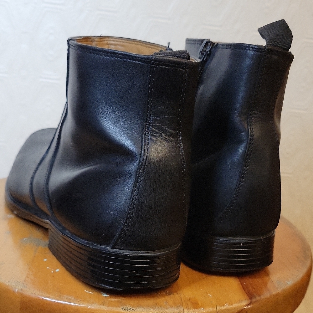 Clarks Men's Black Leather Chelsea Boots — US 9.5 — Side Zip — Dress Boot - Picture 6 of 9